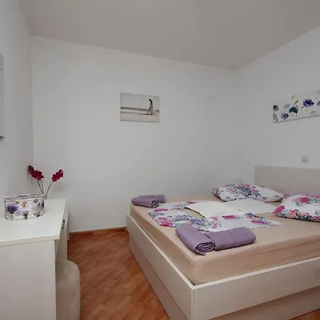 Family Jovic Apartment Makarska